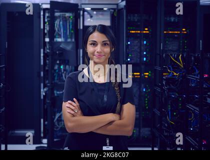 Ritratto di donna sorridente tecnico in sala server Foto Stock