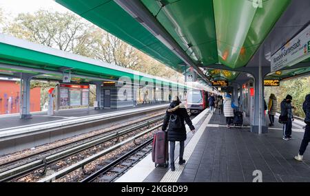 Amburgo, Germania. 22nd Nov 2022. Vista delle piattaforme della stazione della metropolitana Wandsbek-Gartenstadt. A causa della loro età, quattro ponti sulle linee U1/U3 saranno completamente sostituiti nel prossimo anno senza interrompere le operazioni ferroviarie in corso. Credit: Markus Scholz/dpa/Alamy Live News Foto Stock