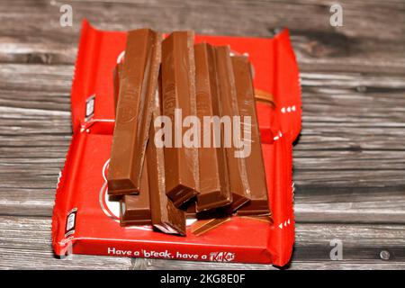 Cairo, Egitto, novembre 7 2022: KitKat, una confezione di cialda di wafer ricoperta di cioccolato creata da Rowntree's di York, Regno Unito, ed è ora prodotto glo Foto Stock