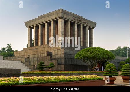 Elevazione anteriore sinistra del Mausoleo di ho Chi Minh, Hanoi, Vietnam Foto Stock