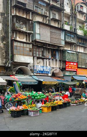 Vendita di frutta e verdura al mercato di Dong Xuan, Hanoi, Vietnam Foto Stock