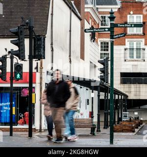 Epsom, Surrey, Londra UK, novembre 20 2022, Family Crossing Road implicing Motion and Movement with Blur and Abstract Effect Foto Stock