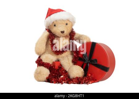 orsacchiotto in piedi accanto a un pacchetto regalo isolato su sfondo bianco Foto Stock