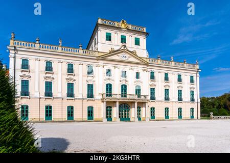 Fertod, Ungheria - 7 ottobre, 2022: Vista del Palazzo Esterhazy o della Versailles ungherese a Fertod Foto Stock