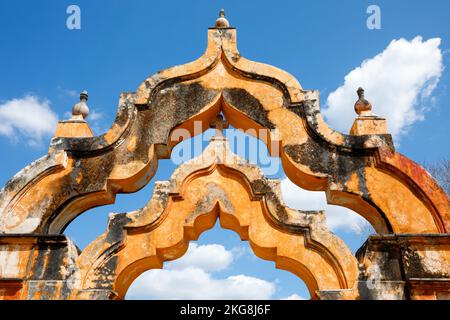 Messico, Yucatan, dettaglio architettonico del vecchio arco che rappresenta 1000 capo di bestiame Foto Stock