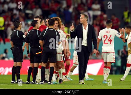 Il manager danese Kasper Hjulmand parla con l'arbitro Cesar Arturo Ramos Palazuelos dopo la partita del Gruppo D della Coppa del mondo FIFA allo stadio Education City, al Rayyan, Qatar. Data immagine: Martedì 22 novembre 2022. Foto Stock