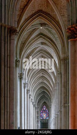 Reims, Francia - 13 settembre, 2022: Vista della navata laterale all'interno della Cattedrale di Reims Foto Stock