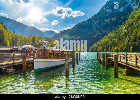 Barche in Schoenau am Koenigssee, Konigsee, Parco Nazionale di Berchtesgaden, Baviera, Germania Foto Stock