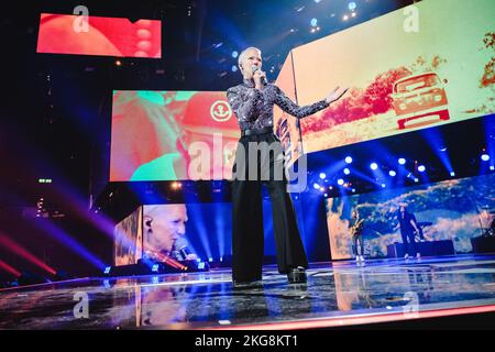 Zurigo, Svizzera. 18th novembre 2022. La cantante pop svizzera Stefanie Heinzmann si esibisce dal vivo durante la Energy Star Night 2022 all'Hallenstadion di Zürich. (Photo credit: Gonzales Photo - Tilman Jentzsch). Foto Stock