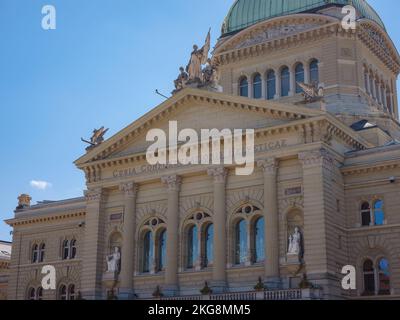 BERNA SVIZZERA, 7 LUGLIO 2022: Edifici storici nel centro di Berna una città vecchia e ben conservata in Europa. Passeggiata attraverso il centro della città, facciate di edifici residenziali Foto Stock