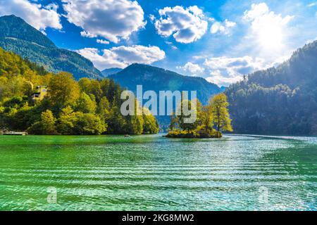 Piccola isola con alberi nel lago Koenigssee, Konigsee, Parco Nazionale di Berchtesgaden, Baviera, Germania. Foto Stock