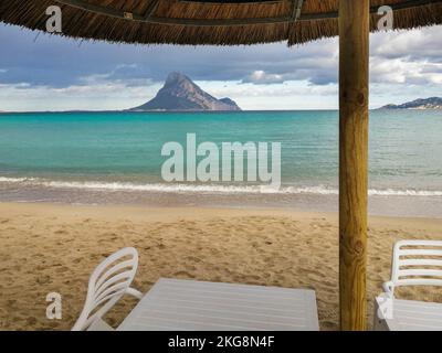 Italia, Sardegna, Olbia, Porto Taverna, veduta dell'isola di Tavolara Foto Stock