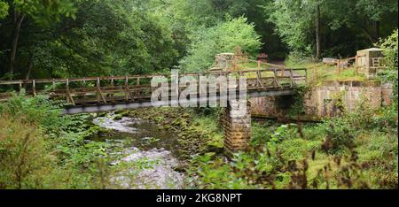 North Bridge sul fiume Murk Esk lungo il Rail Trail tra Goathland e Grosmont, North Yorkshire. Foto Stock