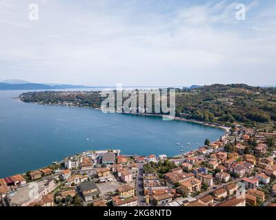 Una vista aerea della città di Salo sul Lago di Garda con case al mattino Foto Stock