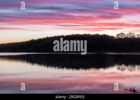 Un'alba al serbatoio di Staunton Harold sul confine di Derbyshire Leicester nel regno unito presa come ora blu si è spostata in ora d'oro. Foto Stock