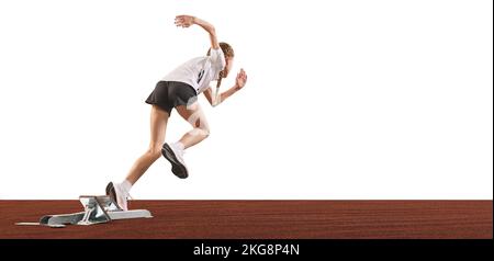 Giovane atleta, runner di pista femminile principiante scoppiare fuori blocco di partenza isolato su sfondo bianco. Sport, allenamento, abilità. Vista posteriore Foto Stock