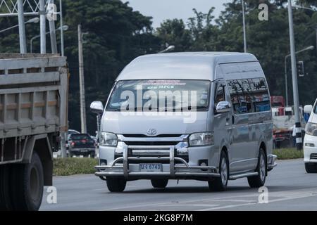 CHIANG MAI, Thailandia - 16 luglio 2017: Privato Toyota commuter van. Foto di road no.121 circa 8 km dal centro cittadino di Chiangmai thailandia. Foto Stock