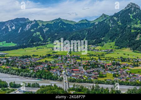 Reutte, la città principale della Außerfern tirolese in vista aerea Foto Stock