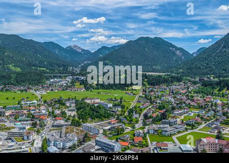 Reutte, la città principale della Außerfern tirolese in vista aerea Foto Stock