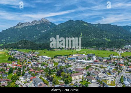 Reutte, la città principale della Außerfern tirolese in vista aerea Foto Stock