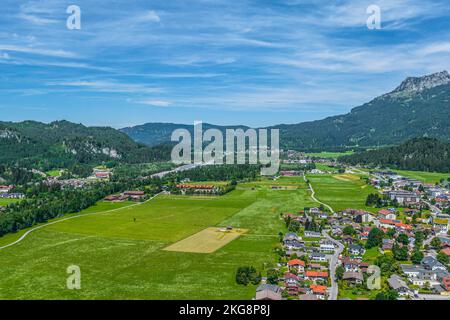 Reutte, la città principale della Außerfern tirolese in vista aerea Foto Stock