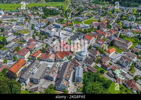 Reutte, la città principale della Außerfern tirolese in vista aerea Foto Stock