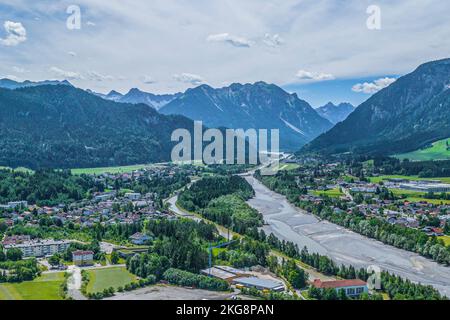 Reutte, la città principale della Außerfern tirolese in vista aerea Foto Stock