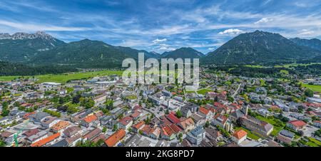 Reutte, la città principale della Außerfern tirolese in vista aerea Foto Stock