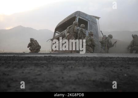 SALAR, AFGHANISTAN - 30 AGOSTO 2013 - STATI UNITI Soldati dell'esercito con la Compagnia B, 1st battaglione, 5th reggimento di cavalleria, 2nd squadra di combattimento di Brigata, 1st Div di cavalleria Foto Stock