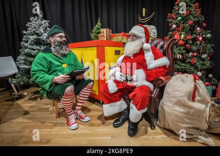 Londra, Regno Unito. 22nd Nov 2022. Gli artisti si preparano alla Santa School nella parte est di Londra, presso l'unica vera scuola di formazione britannica per i professionisti Santas e i loro elfi aiutanti - attualmente nel suo 26th° anno. La scuola vede gli studenti di Babbo Natale imparare tutto quello che hanno bisogno di sapere sul lavoro, tra cui la storia, il carattere, il costume, la voce, il make-up e, soprattutto, il gioco di ruolo. Al termine del corso di formazione, si celebra la Santa laurea in cui gli studenti ricevono un certificato se hanno superato il corso. Credit: Guy Corbishley/Alamy Live News Foto Stock
