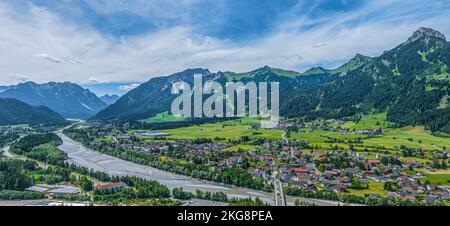 Reutte, la città principale della Außerfern tirolese in vista aerea Foto Stock