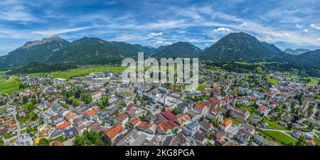 Reutte, la città principale della Außerfern tirolese in vista aerea Foto Stock
