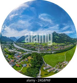 Reutte, la città principale della Außerfern tirolese in vista aerea Foto Stock