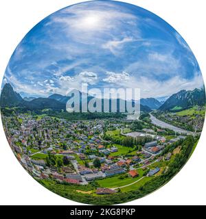 Reutte, la città principale della Außerfern tirolese in vista aerea Foto Stock