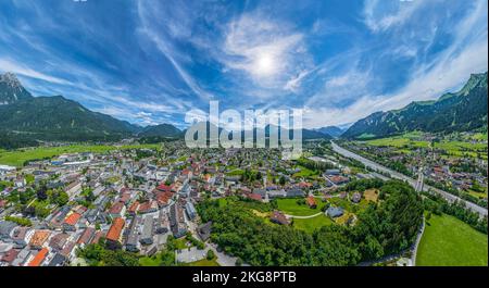 Reutte, la città principale della Außerfern tirolese in vista aerea Foto Stock