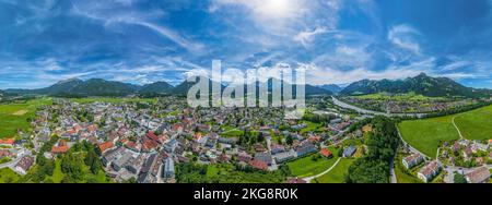 Reutte, la città principale della Außerfern tirolese in vista aerea Foto Stock