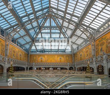 La Samaritaine grande magazzino. Vista interna dell'edificio Foto Stock