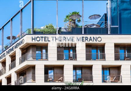 Città di Merano (Merano): Facciata dell'Hotel Terme, Terme in Italia - Alto Adige - Trentino Alto Adige, Italia settentrionale, 25 giugno 2022 Foto Stock