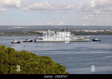 La nave della Marina militare Italiana, portaerei Giuseppe Garibaldi nel porto di Marpiccolo di Taranto, Puglia, Italia Foto Stock