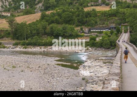 bobbio ponte sul fiume trebbia in secca Foto Stock