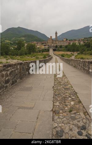 bobbio ponte sul fiume trebbia Foto Stock