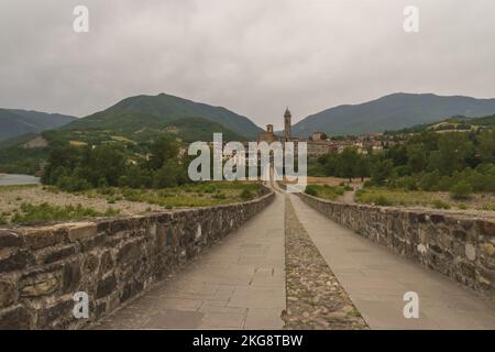 bobbio ponte sul fiume trebbia altra vista Foto Stock