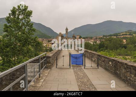 bobbio ponte sul fiume trebbia 2 Foto Stock