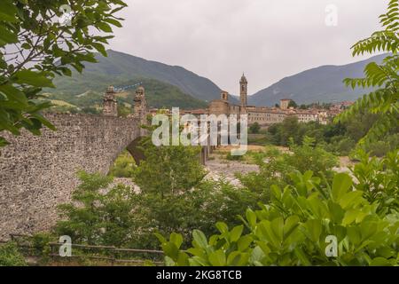 bobbio ponte sul fiume trebbia 3 Foto Stock