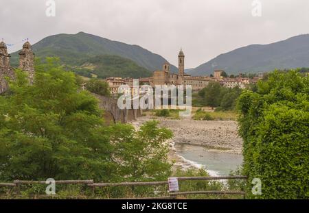 bobbio ponte sul fiume trebbia in secca 2 Foto Stock