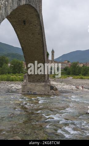 bobbio ponte sul fiume trebbia in secca 2 Foto Stock