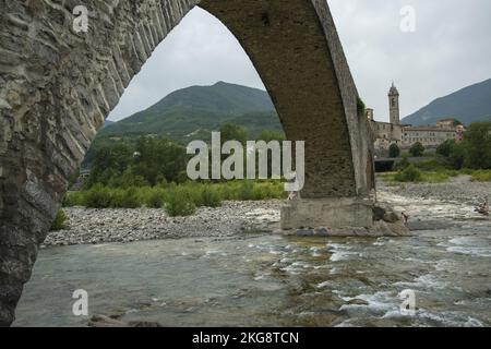 bobbio ponte sul fiume trebbia in secca 3 Foto Stock