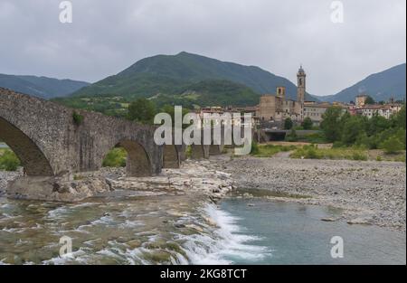 bobbio ponte sul fiume trebbia in secca 4 Foto Stock