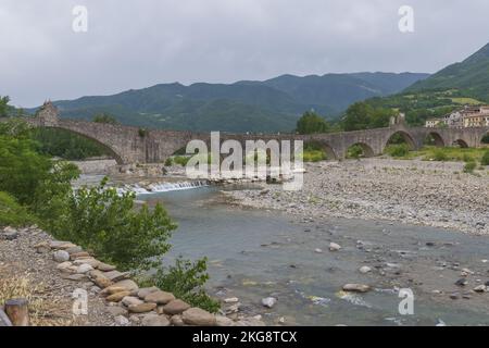 bobbio ponte sul fiume trebbia in secca 5 Foto Stock