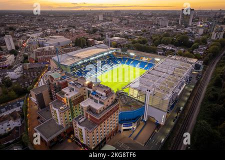 Lo Stamford Bridge Stadium, sede del Chelsea Football Club di Londra, illuminato di notte a vista aerea Foto Stock